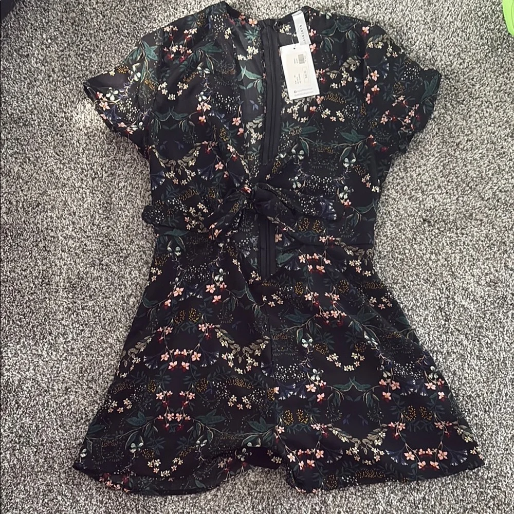 ✨HP✨Black Floral Romper - Picture 3 of 7